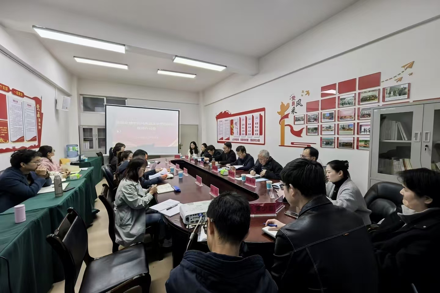 党委书记吴应利、院长戴世平到马克思主义学院召开现场办公会