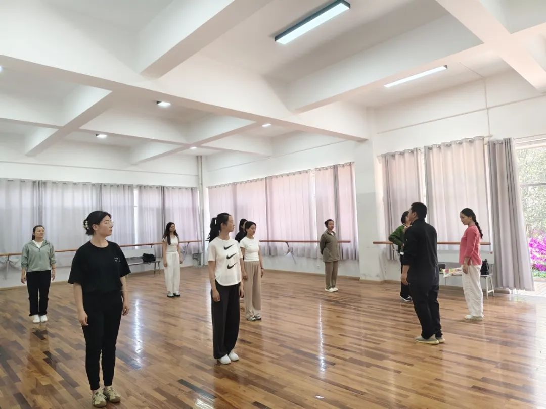 工间习练八段锦 健康工作同频跃——昆明文理学院工会开展职工八段锦练习活动
