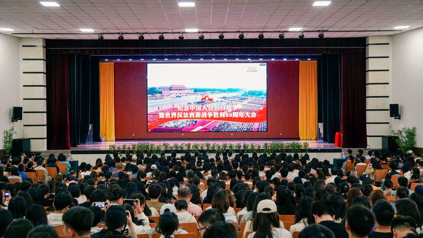云新闻：昆明文理学院师生集中收看纪念中国人民抗日战争暨世界反法西斯战争胜利80周年大会直播