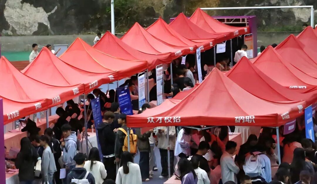 云南省2026届综合类高校毕业生专场招聘会暨民办教育类专场招聘会在昆明文理学院举行