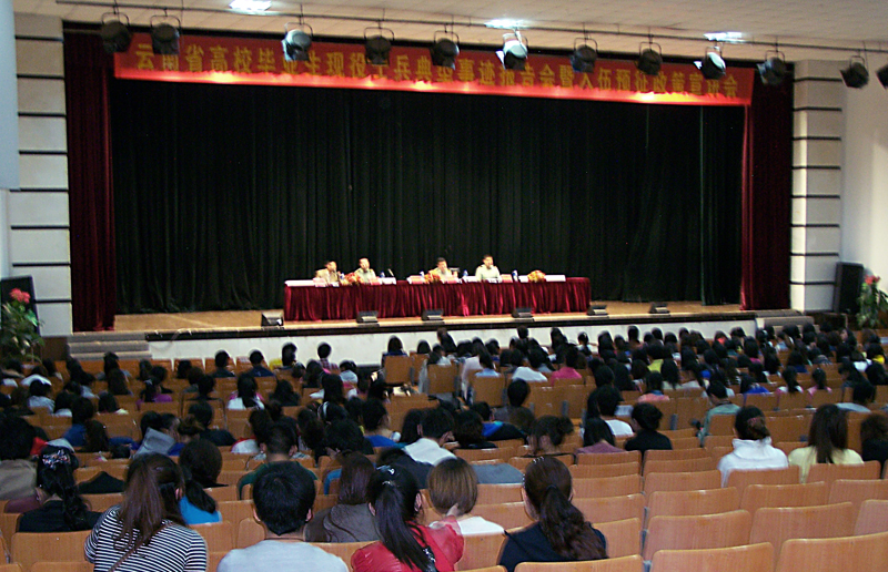 大学生携笔从戎  好男儿从军报国