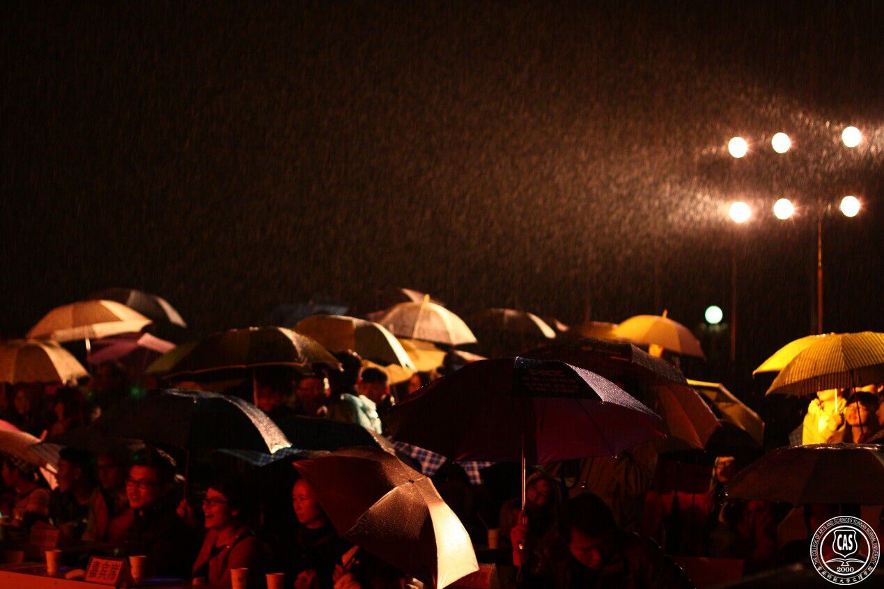 绵绵秋雨浇不灭的热情 城市学院迎新晚会圆满落幕