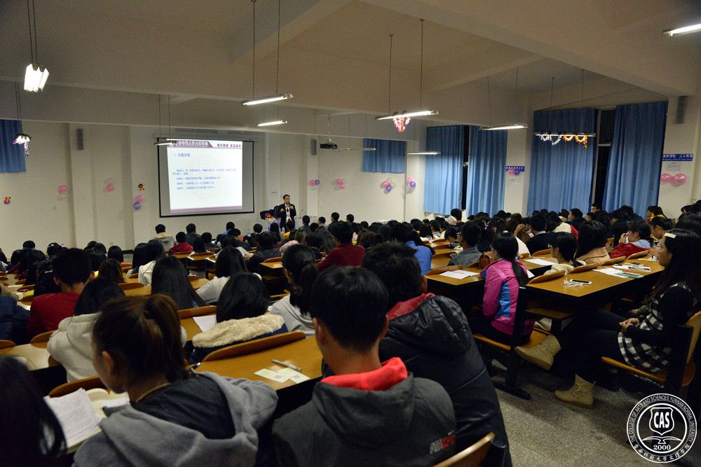 学校举行新媒体座谈会