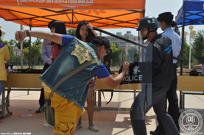 警营开放日:“剑齿虎”装甲车开进我校　上万大学生“持枪”体验警察装备
