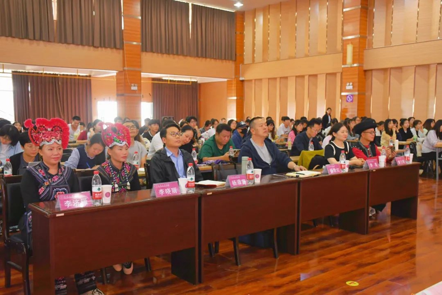 云新闻—张桂梅思政大讲堂昆明文理学院分课堂：非遗进校园，课堂注活力